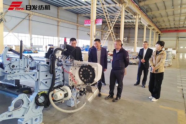 Shandong RIFA: setiausaha agung Liu Changlei persatuan industri kaca serat China dan delegasi beliau melawat syarikat untuk pemeriksaan
